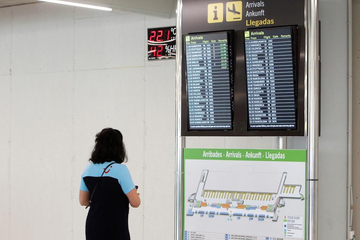 Una pasajera observa la pantalla del aeropuerto de Palma