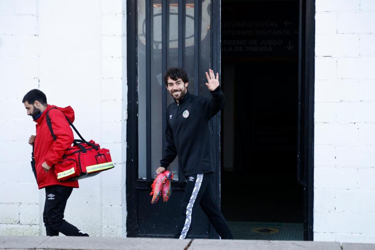 Javi Navas saluda en su primer entrenamiento con el Salamanca en esta segunda etapa.