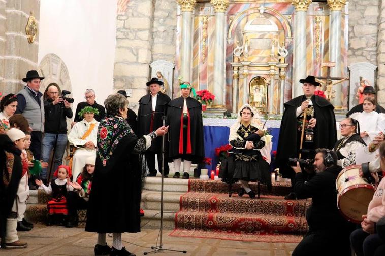 Mari Goyi García canta “Los campanilleros” al final de la escenificación en el interior de la iglesia.