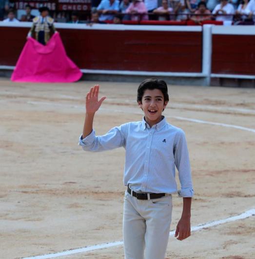 Vuelta al ruedo de Marco Pérez en la plaza de toros de Cañaveralejo de Cali la pasada madrugada.