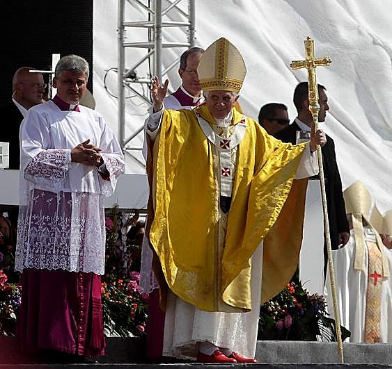 El Papa Benedicto XVI saluda durante la JMJ en Cuatro Vientos