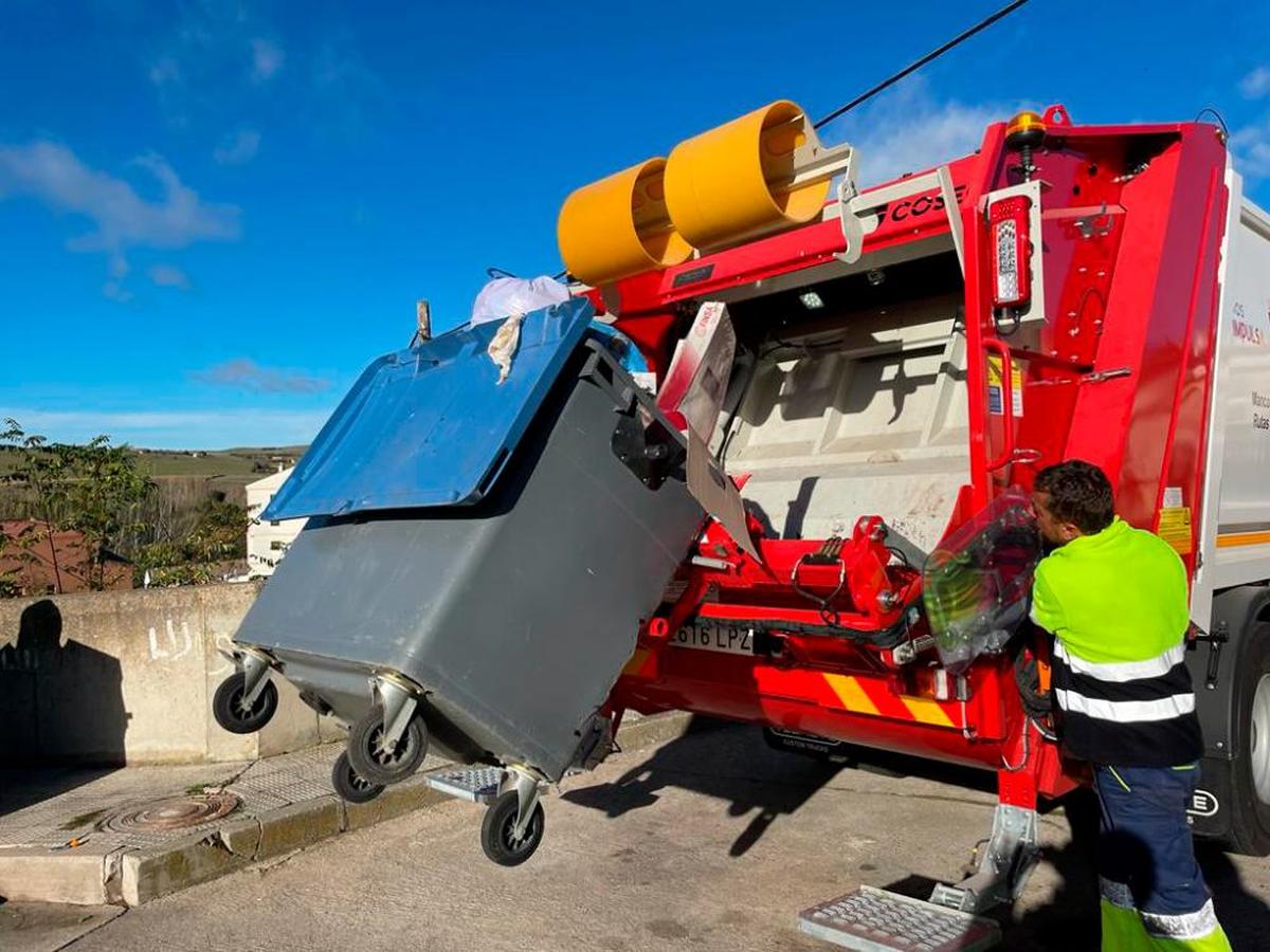 El camión de la mancomunidad Rutas de Alba, la primera que recuperó el servicio con medios propios.