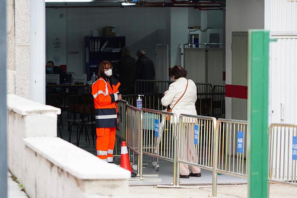 Acceso al punto covid de vacunación en San Juan.