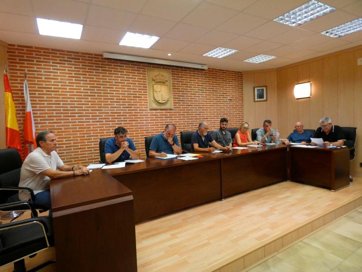 Los concejales del Ayuntamiento de Macotera durante la celebración de un pleno.