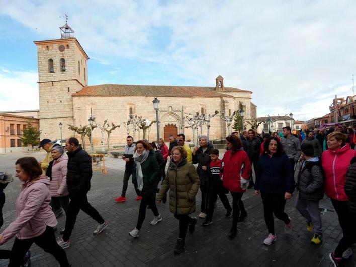 Salida de la marcha desde la plaza mayor de Macotera