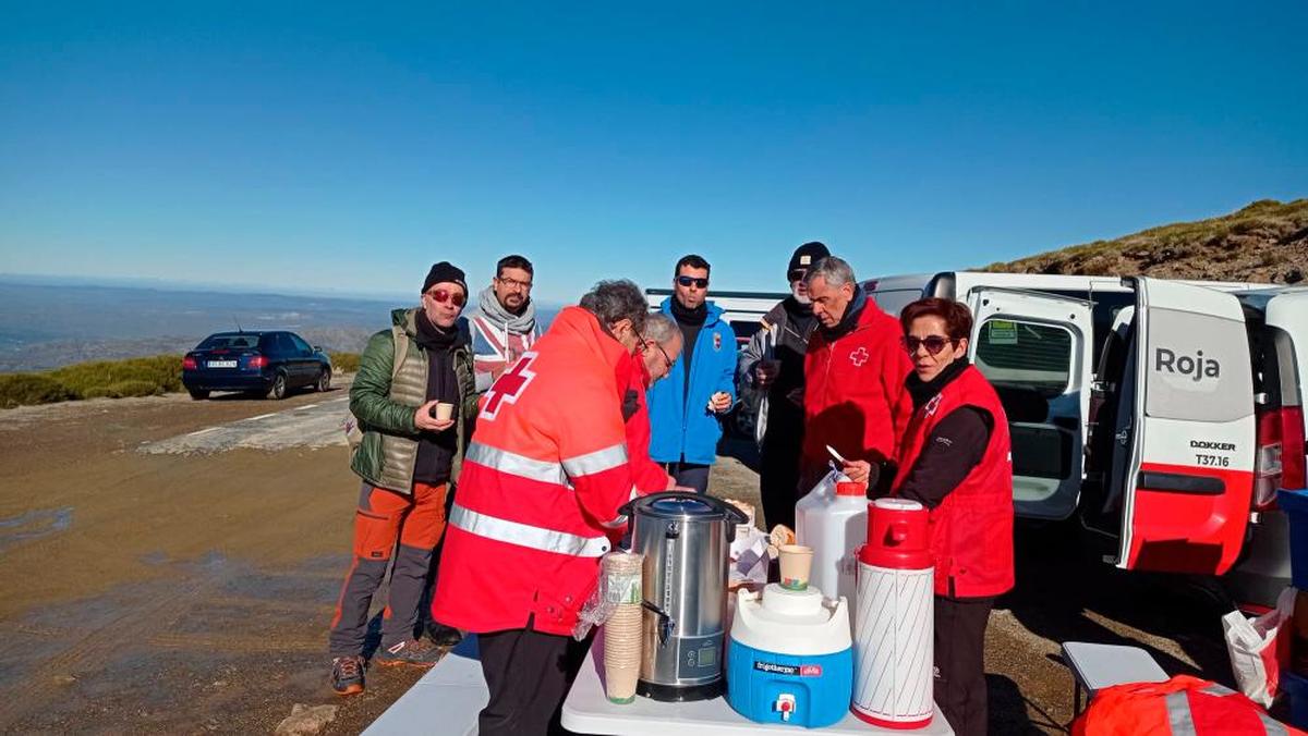 Equipos de Cruz Roja se encargan del avituallamiento de los equipos de búsqueda