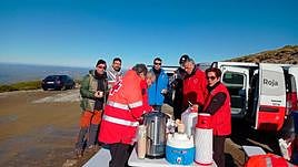 Equipos de Cruz Roja se encargan del avituallamiento de los equipos de búsqueda
