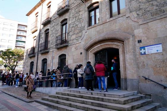 Decenas de personas hacen cola frente a la Gerencia de Salud de Área