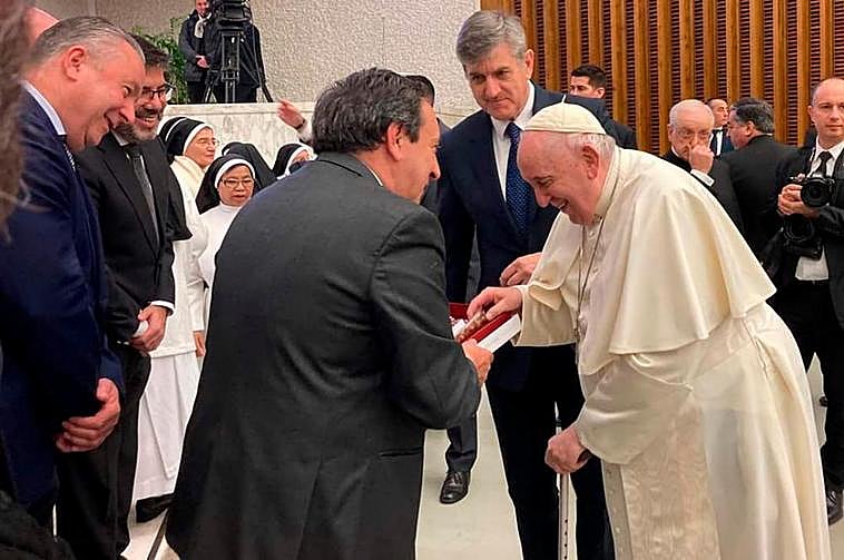 Pedro Barato, presidente de Asaja, entrega a Francisco un obsequio.