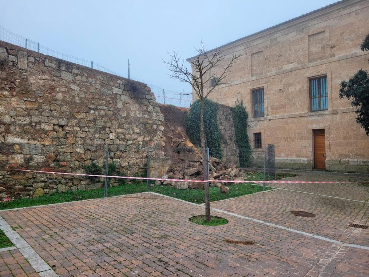 El Consistorio mirobrigense ha procedido a reforzar el vallado perimetral de la zona del desprendimiento del lienzo de la Muralla.