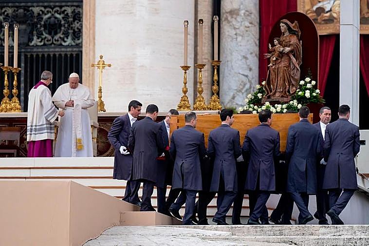 El Papa Francisco frente al féretro de Benedicto XVI