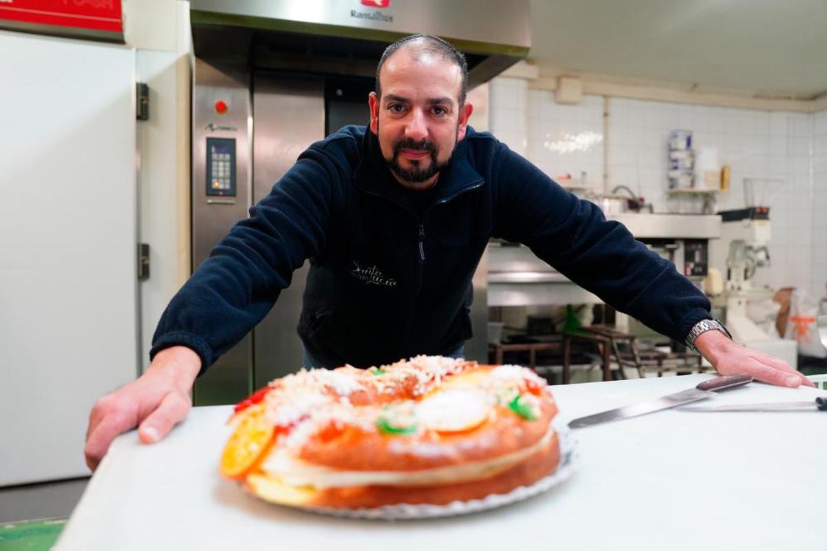 Manuel Sánchez en su obrador con un roscón recién elaborado en su obrador