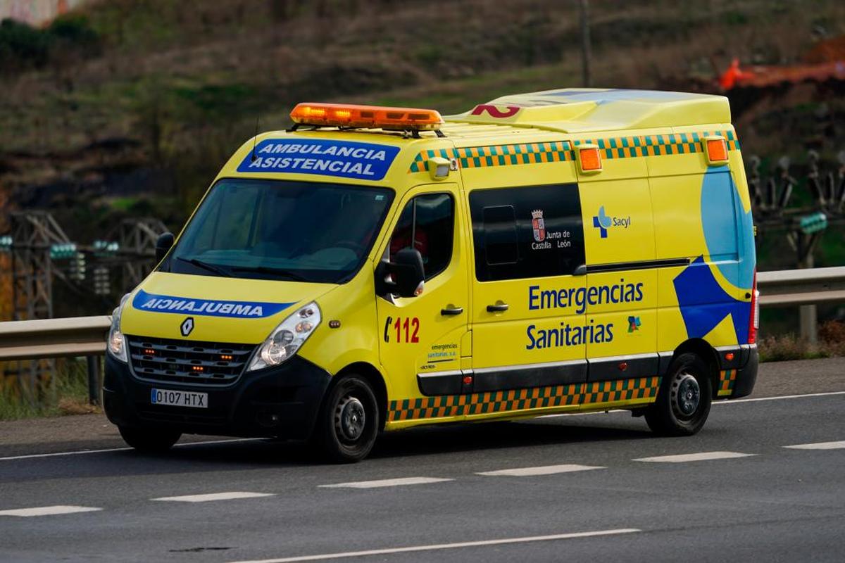 Una ambulancia del Sacyl desplazándose por la autovía.