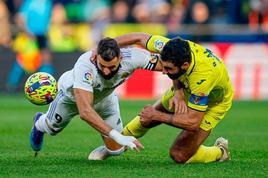 Raúl Albiol y Benzema disputan un balón.