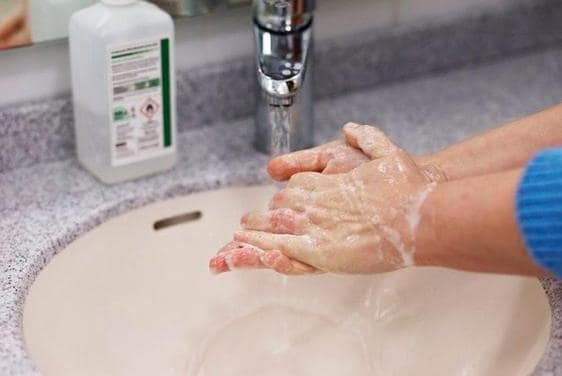 La forma adecuada de lavarse las manos contra la Covid, ¿con agua fría o caliente?
