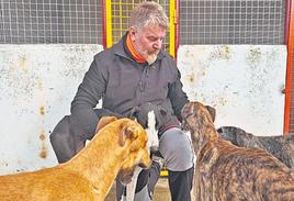 Rafael Pereira junto a algunos galgos, una de las razas que más abunda