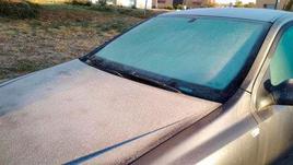 El mejor método para descongelar el parabrisas del coche sin rayarlo (y está en tu cocina)