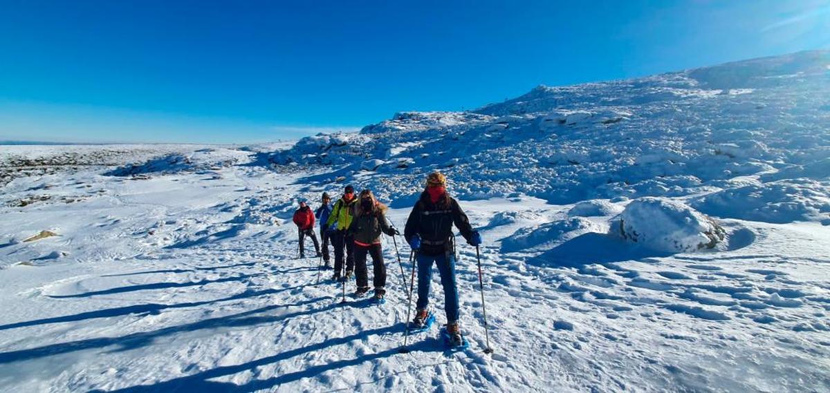 Imagen de una ruta de montaña con raquetas en la sierra de Béjar y Candelario como una de los opciones de turismo activo en la zona. TEL