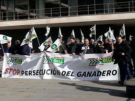 La protesta frente al Servicio Territorial de Agricultura y Ganadería.