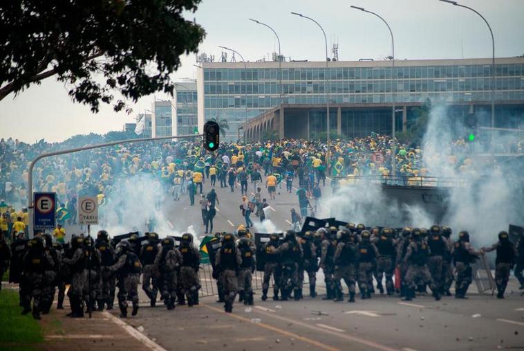 Seguidores brasileños tratan de tomar las instituciones en Brasilia