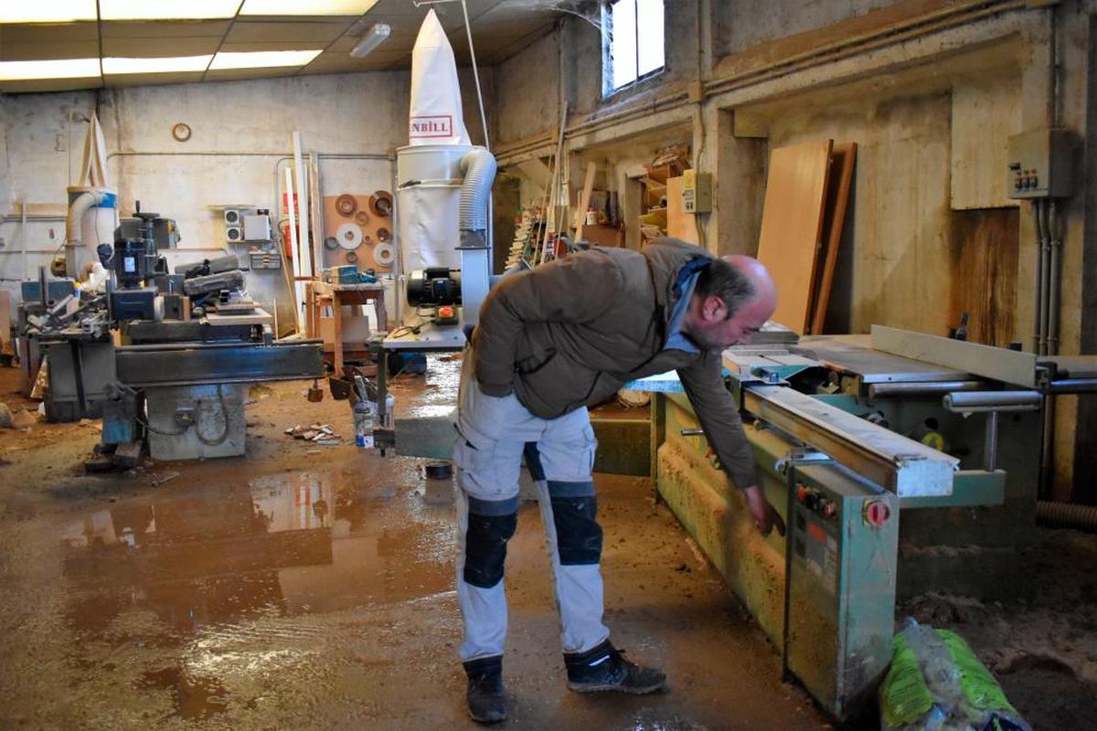 La carpintería de Miguel Ángel Santiago, vecino de Aldeatejada, quedó totalmente inundada con la crecida del arroyo del Zurguén. EÑE