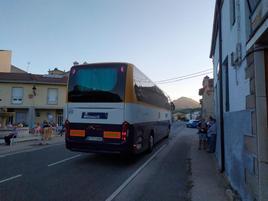 Autobús de Monbus pasando por Sorihuela sin realizar parada en la localidad