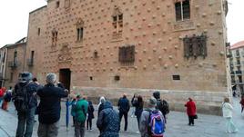 Un grupo de personas en frente de la Casa de las Conchas