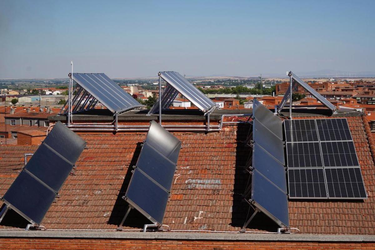 Paneles instalados en la cubierta de un edificio de Salamanca.