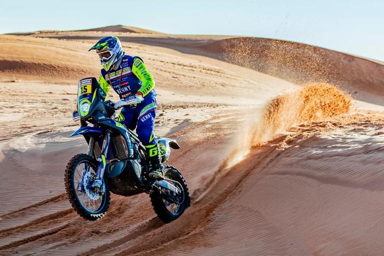 El valeroso gesto de Santolino en el Dakar: deja la etapa para sacar de debajo de la moto a otro piloto