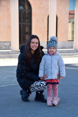 Maryna Klochko posa sonriente junto a su hija Katya en la fachada del Ayuntamiento de Calzada de Valdunciel.