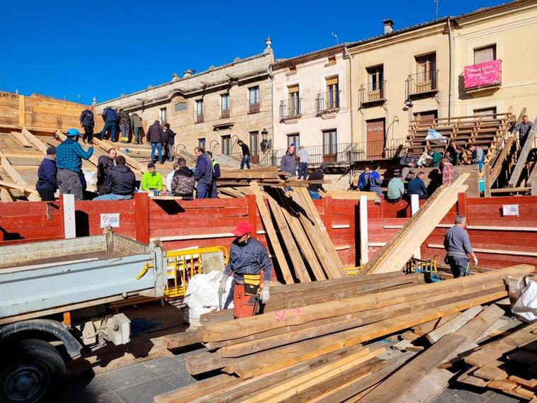 Los constructores de los tablaos levantando la plaza para las Fiestas Grandes de Ciudad Rodrigo.