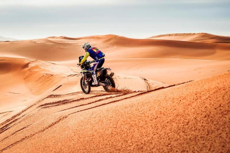 Santolino sufre en las dunas para mantener sus aspiraciones en el Dakar