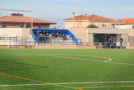 Las gradas del campo de fútbol de Cabrerizos. EÑE