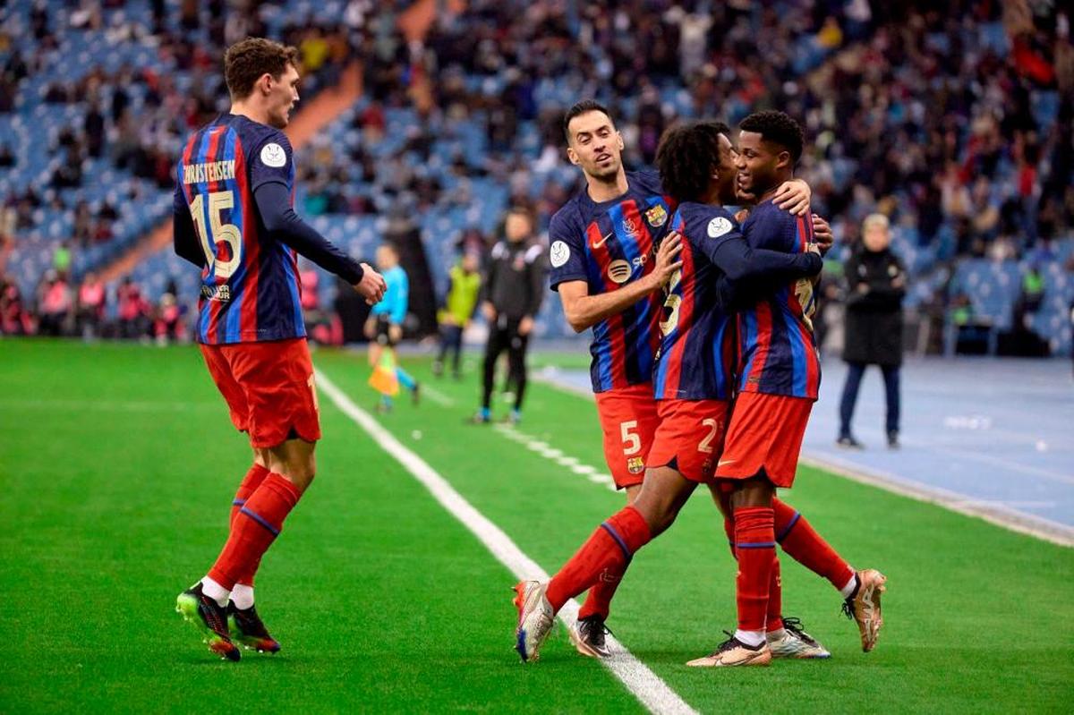 Los jugadores del Barça celebran el pase.