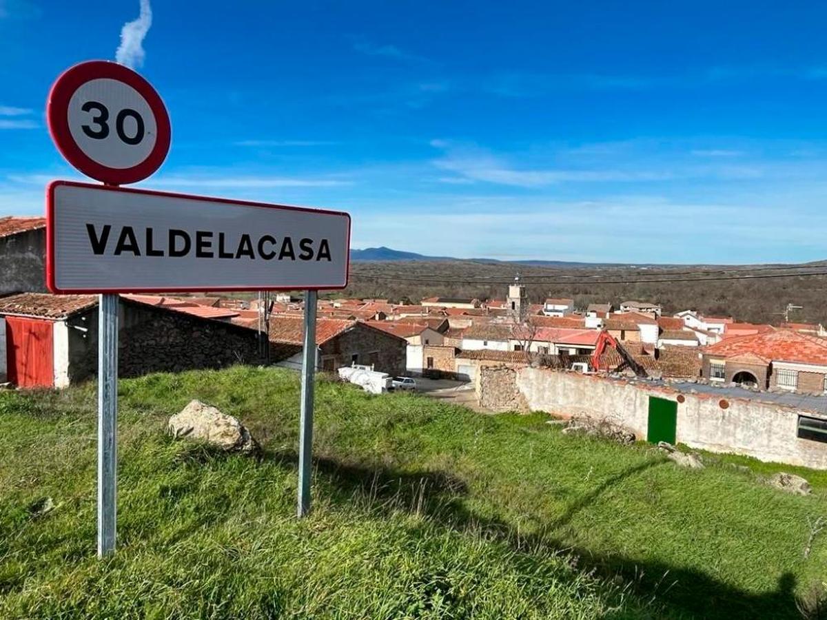 Una de la entradas a la localidad de Valdelacasa.