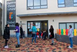 Vecinos de Castellanos de Moriscos, a la puerta de las instalaciones del centro cívico municipal. EÑE