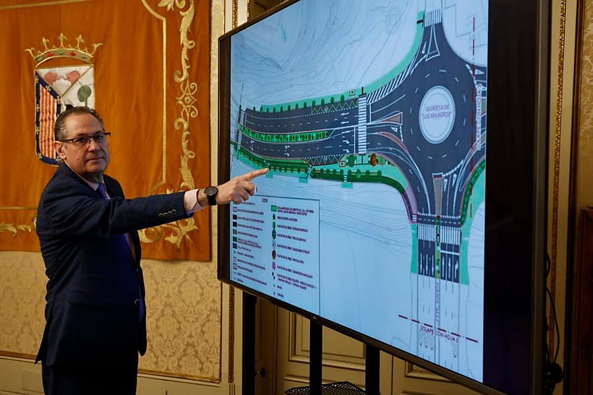 El concejal Fernando Carabias muestra el nuevo tramo de carril bici.