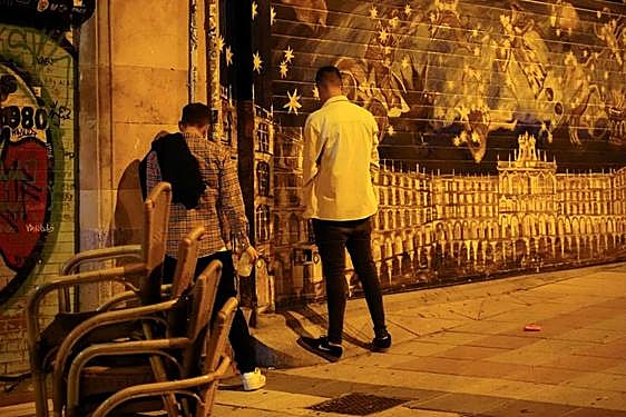Dos jóvenes orinan sobre la fachada de una vivienda del centro de la ciudad. ARCHIVO