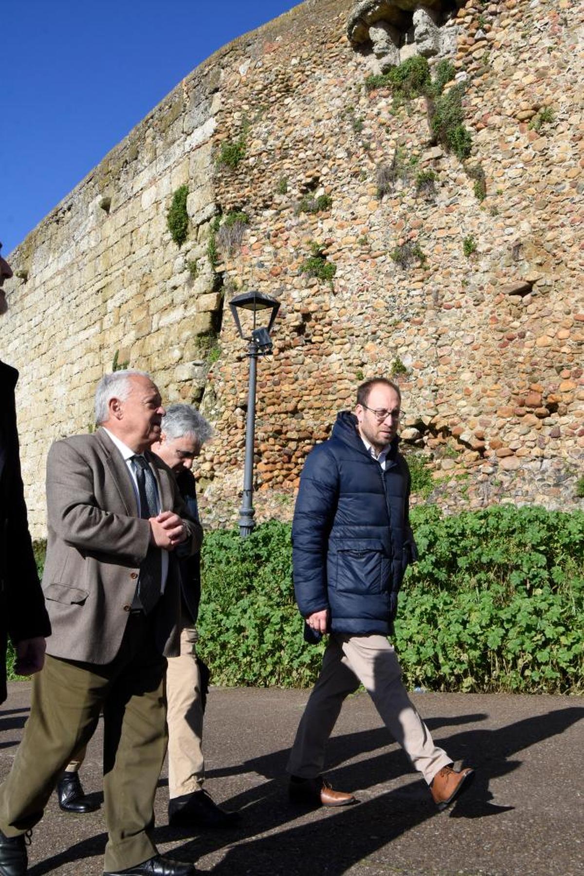 Gonzalo Santonja, Juan Carlos Prieto y Marcos Iglesias en uno de los tramos de la Muralla en peligro