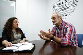 Bartolomé Mengual, que pasó un estado depresivo junto a Sara Ruiz, psicóloga de Salud Mental Salamanca.