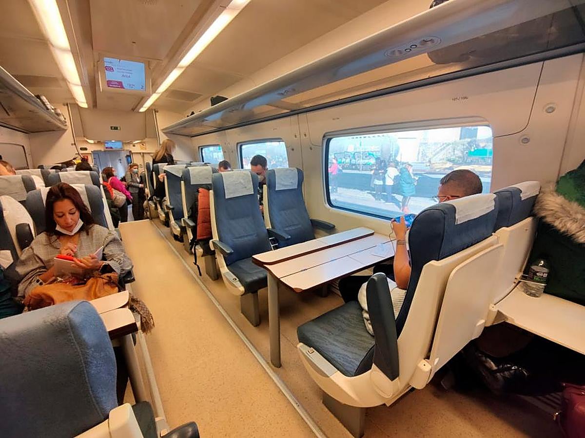 Viajeros en el tren entre Madrid y Salamanca