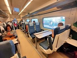 Viajeros en el tren entre Madrid y Salamanca