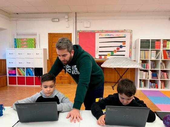 Jesús Barroso en el aula, durante una de las clases con la tecnología como apoyo