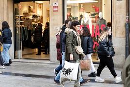 Salmantinos en las calles del centro de la ciudad haciendo compras