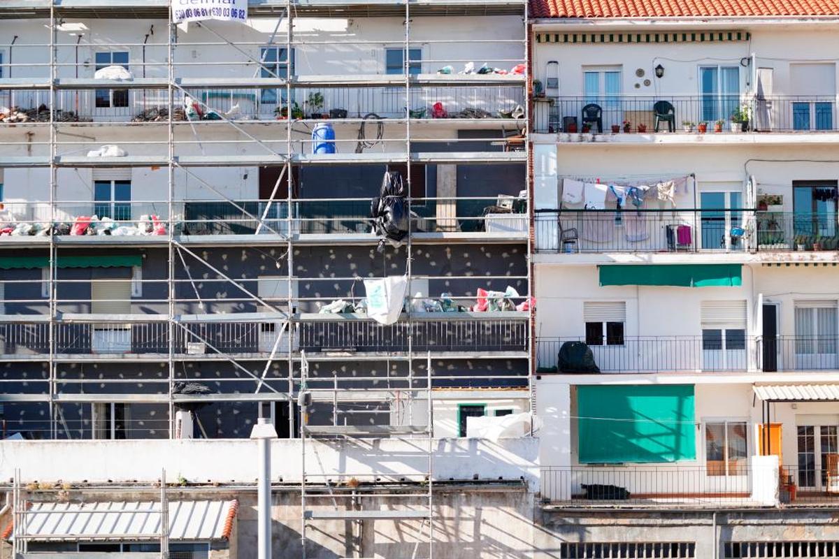 Obras de rehabilitación en la fachada de un edificio de Salamanca.