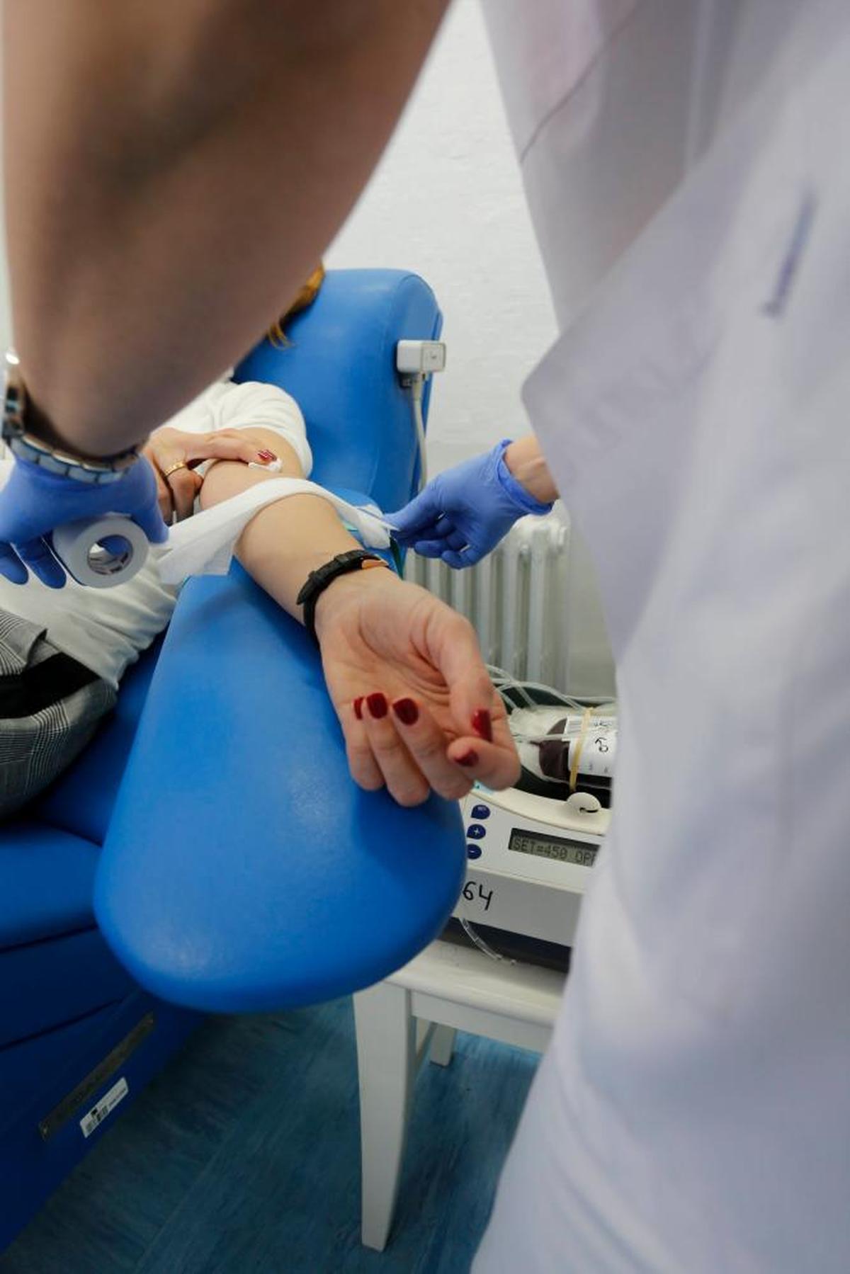 Un salmantino donando sangre