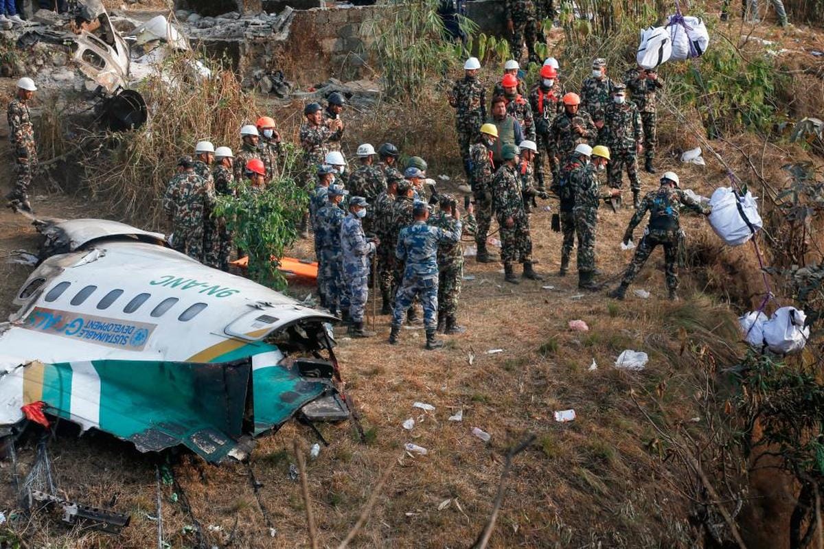 Restos del avión que se estrelló en Nepal