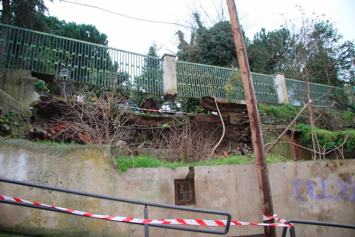 El derrumbe de parte del muro perimetral del parque El Espolón en Alba de Tormes