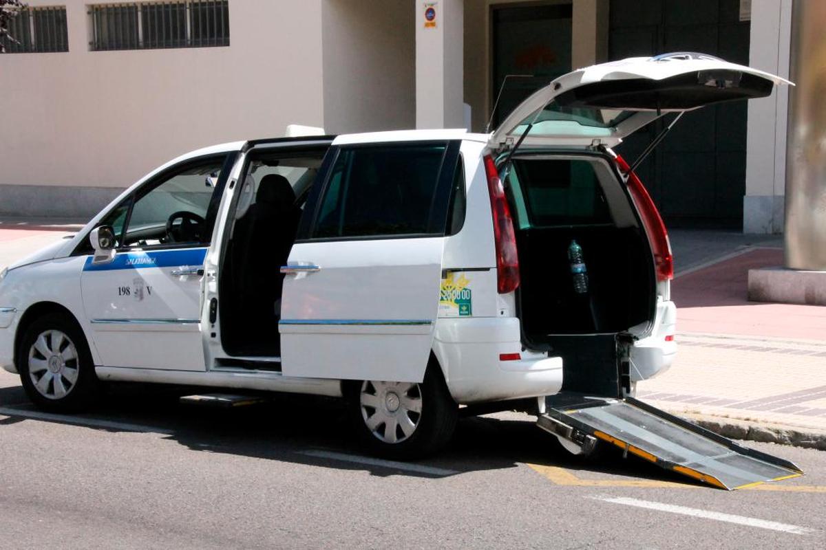 Taxi adaptado al transporte de personas con movilidad reducida y discapacidad física