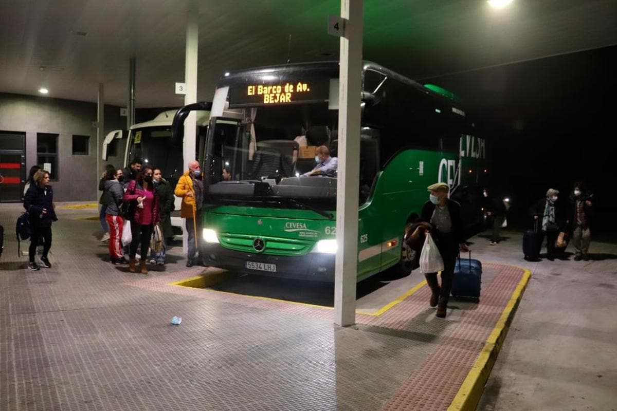 Usuarios de Cevesa en la estación de autobuses de Béjar.